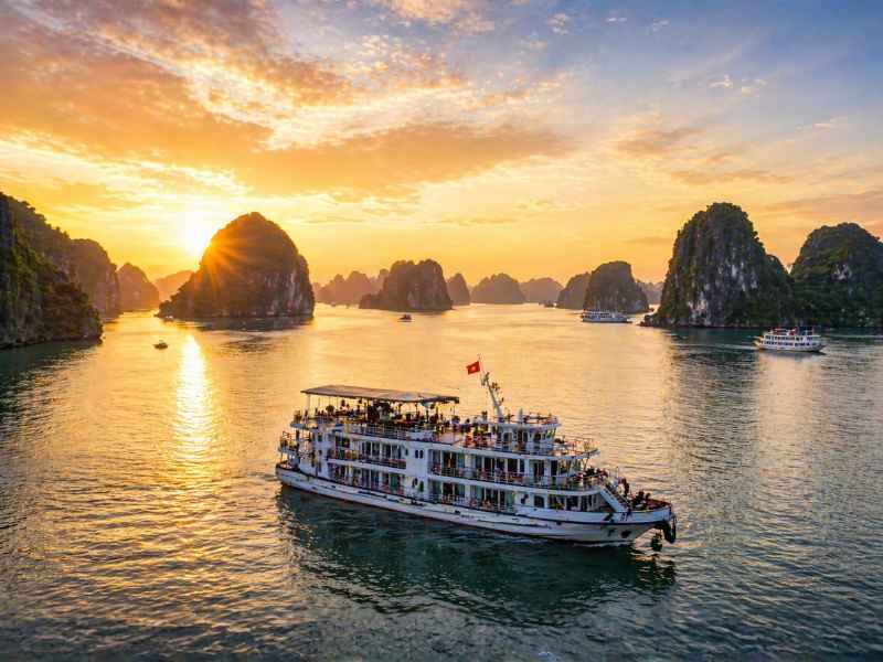 Vietnam Highlights With Overnight Cruise