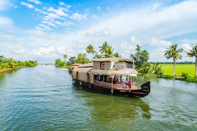 Kerala Backwaters & Hills