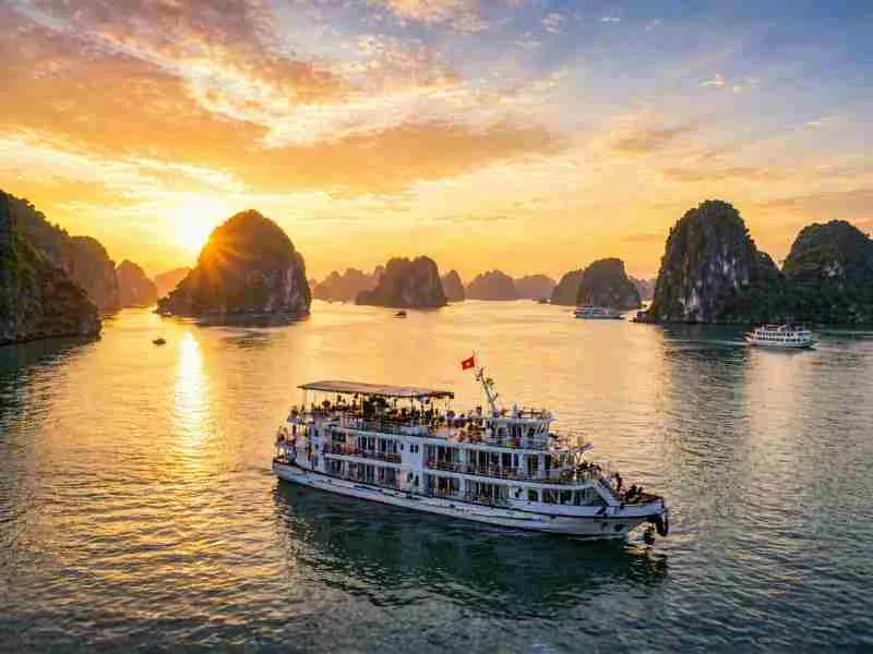 Vietnam Highlights With Overnight Cruise
