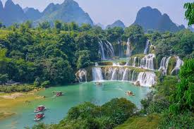 Vietnam Highlights: A 7-...