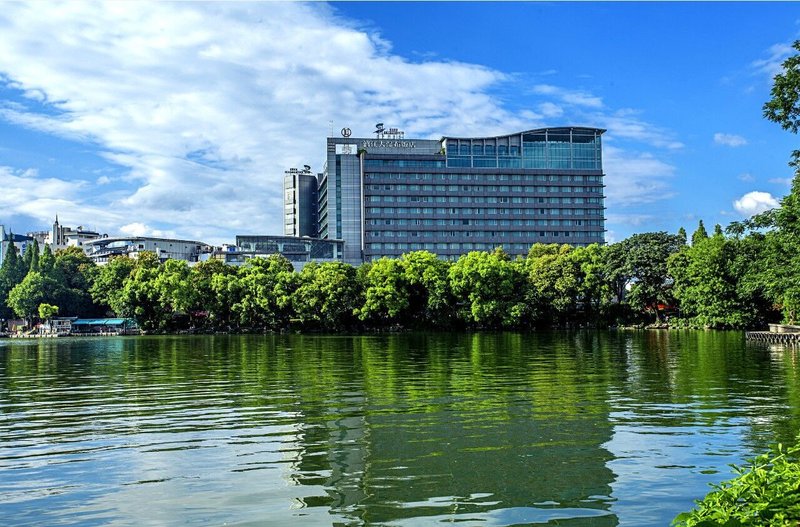 Guilin Lijiang Waterfall Hotel